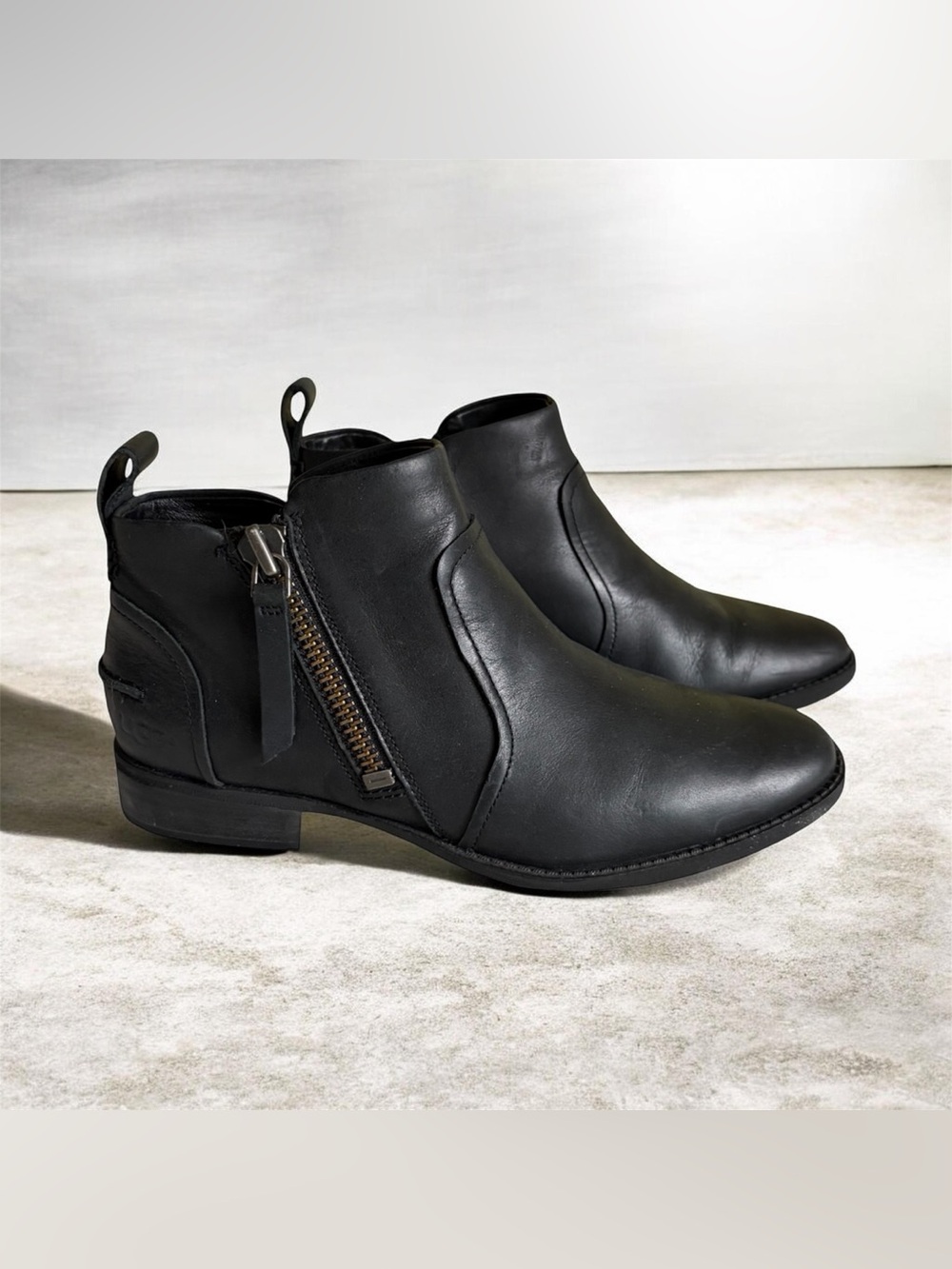 UGG Women’s Aureo Black‎ Leather Chukka Zip Boots Sz 8